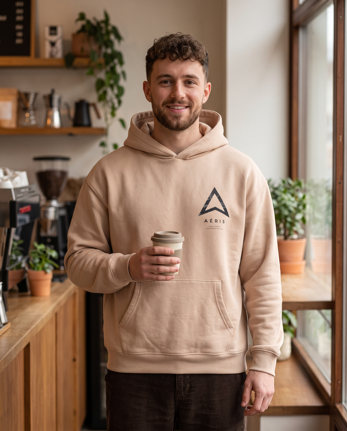 Μοντέλο με HOODIE SAME PEOPLE σε μπεζ, μπροστά