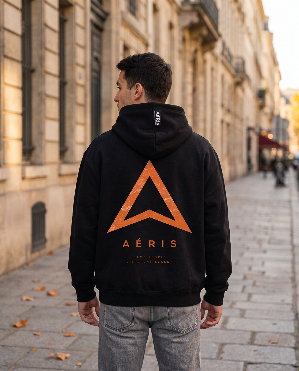 Μοντέλο με HOODIE SAME PEOPLE σε μαύρο, πλάτη