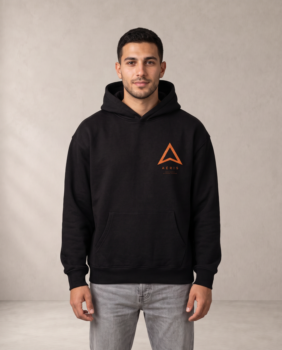 Μοντέλο με HOODIE SAME PEOPLE σε μαύρο, μπροστά
