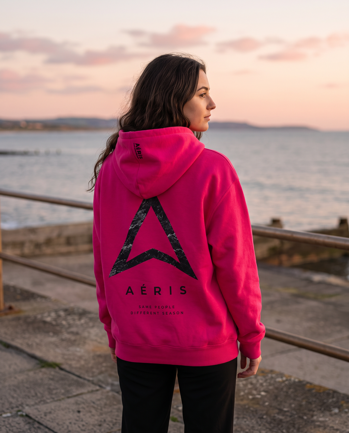 Μοντέλο με HOODIE SAME PEOPLE σε φουξ, πλάτη