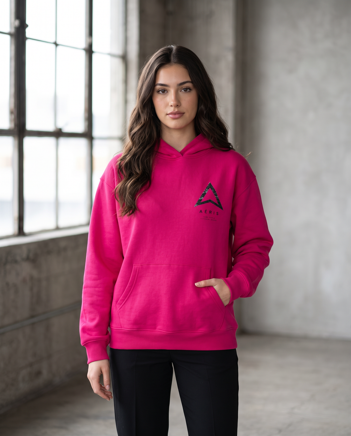 Μοντέλο με HOODIE SAME PEOPLE σε φουξ, μπροστά
