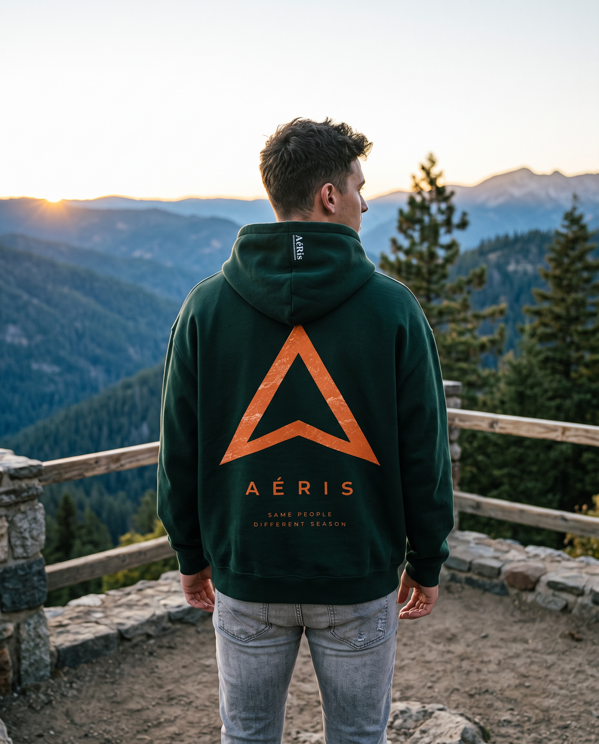 Μοντέλο με HOODIE SAME PEOPLE σε κυπαρίσσι, πλάτη