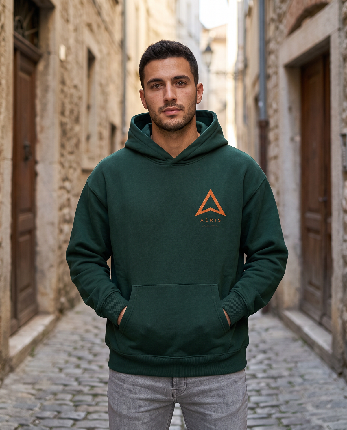 Μοντέλο με HOODIE SAME PEOPLE σε κυπαρίσσι, μπροστά