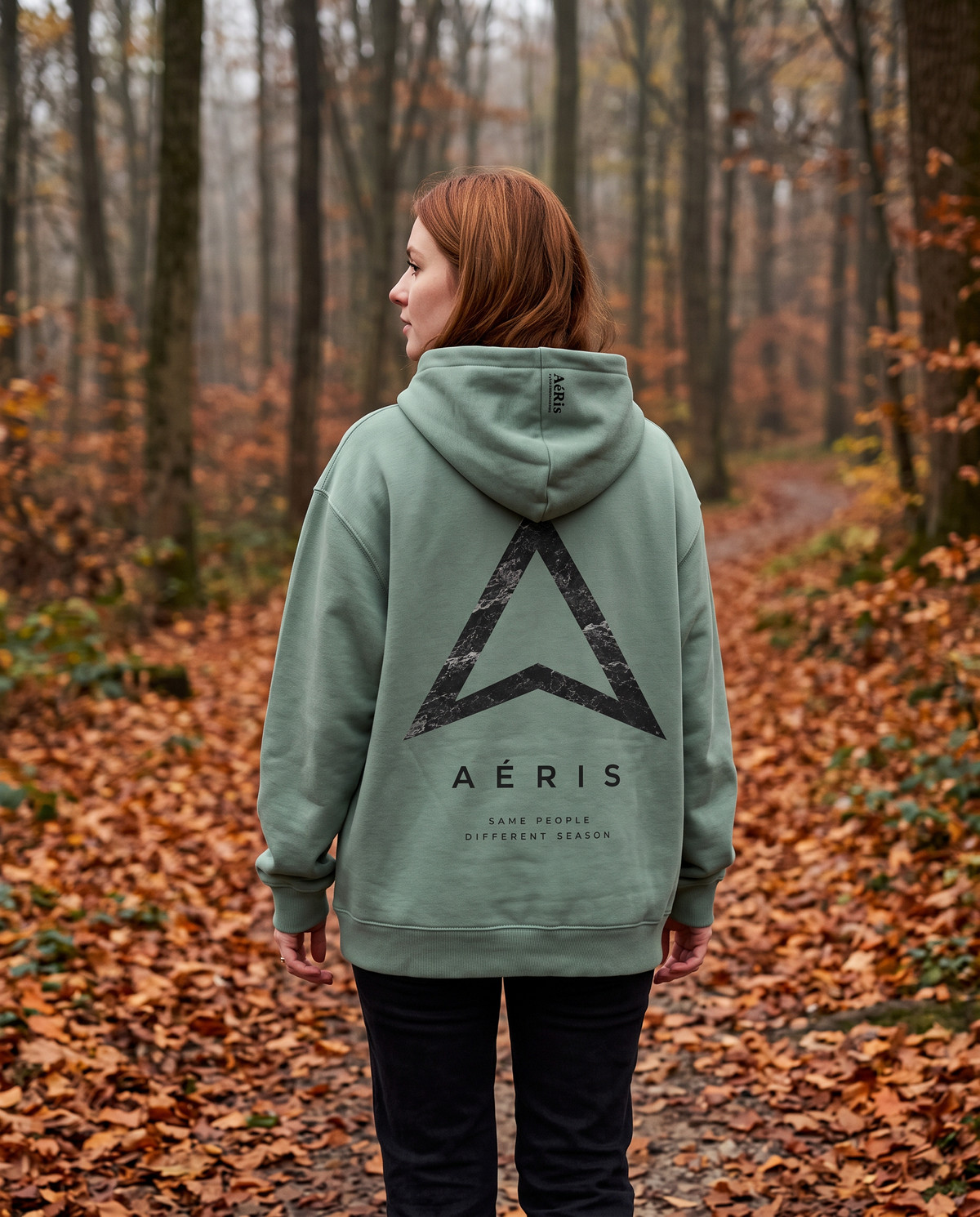 Μοντέλο με HOODIE SAME PEOPLE σε φυστικί, πλάτη
