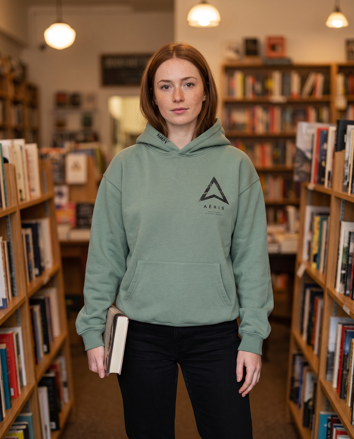 Μοντέλο με HOODIE SAME PEOPLE σε φυστικί, μπροστά