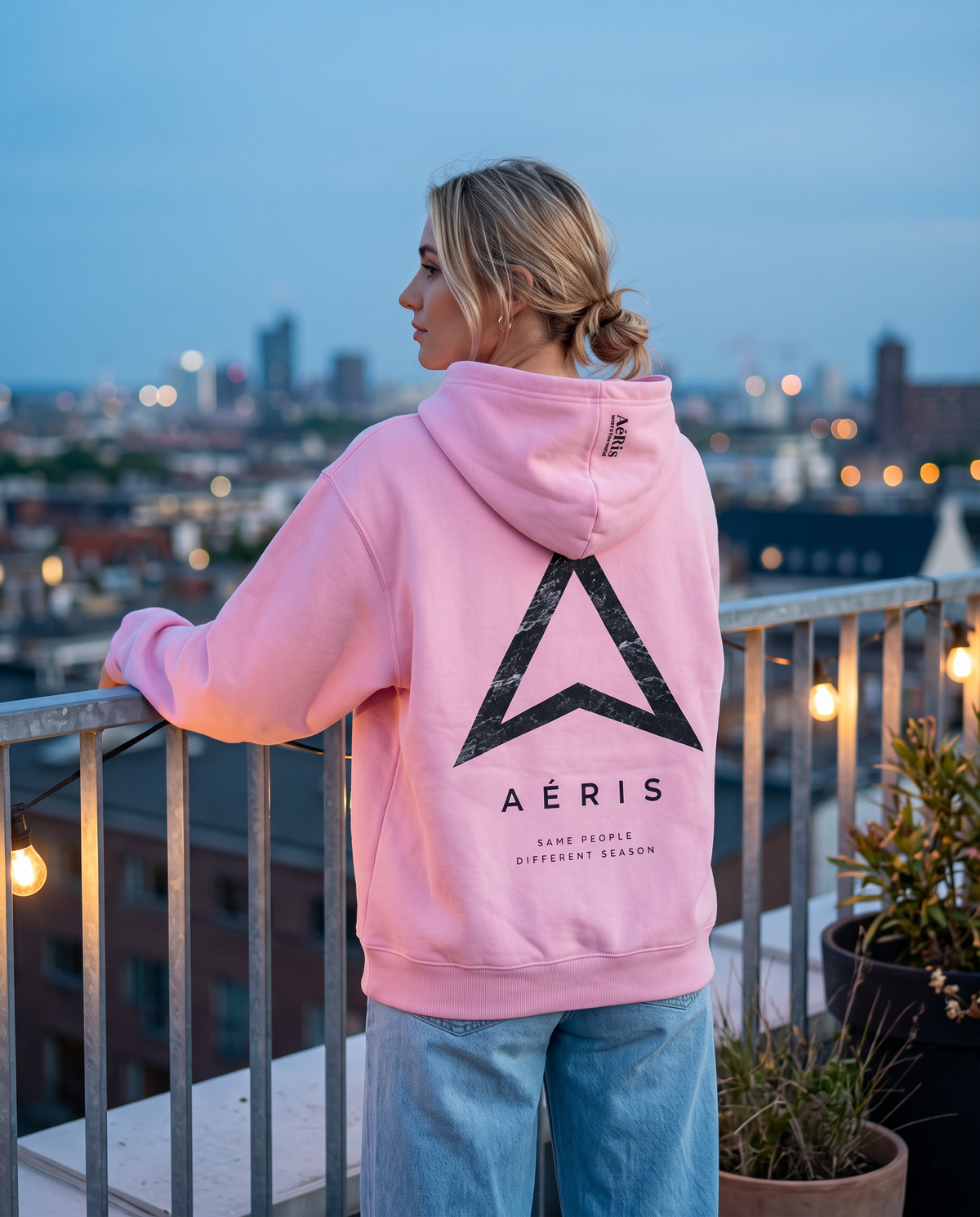 Μοντέλο με HOODIE SAME PEOPLE σε ροζ, πλάτη