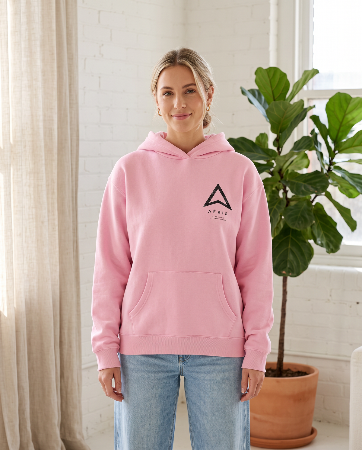 Μοντέλο με HOODIE SAME PEOPLE σε ροζ, μπροστά