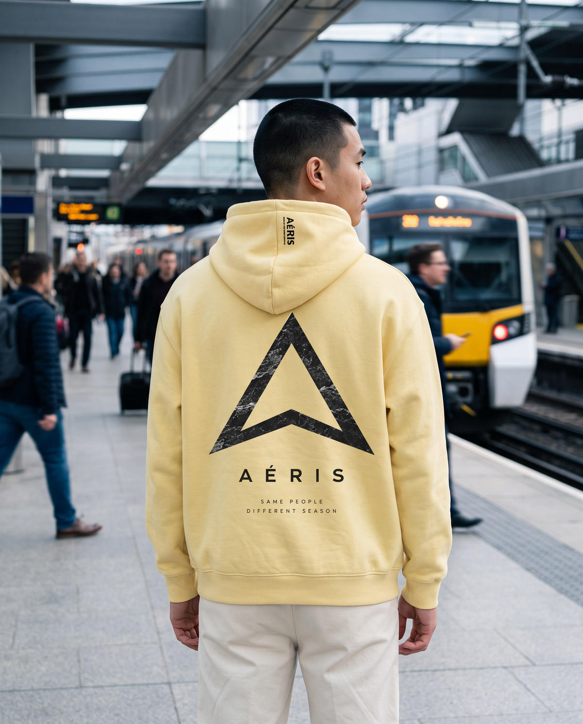 Μοντέλο με HOODIE SAME PEOPLE σε μπανανί, πλάτη