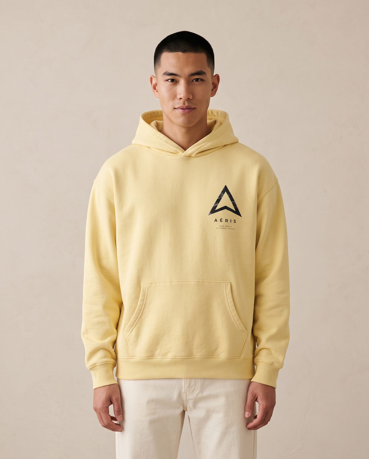Μοντέλο με HOODIE SAME PEOPLE σε μπανανί, μπροστά