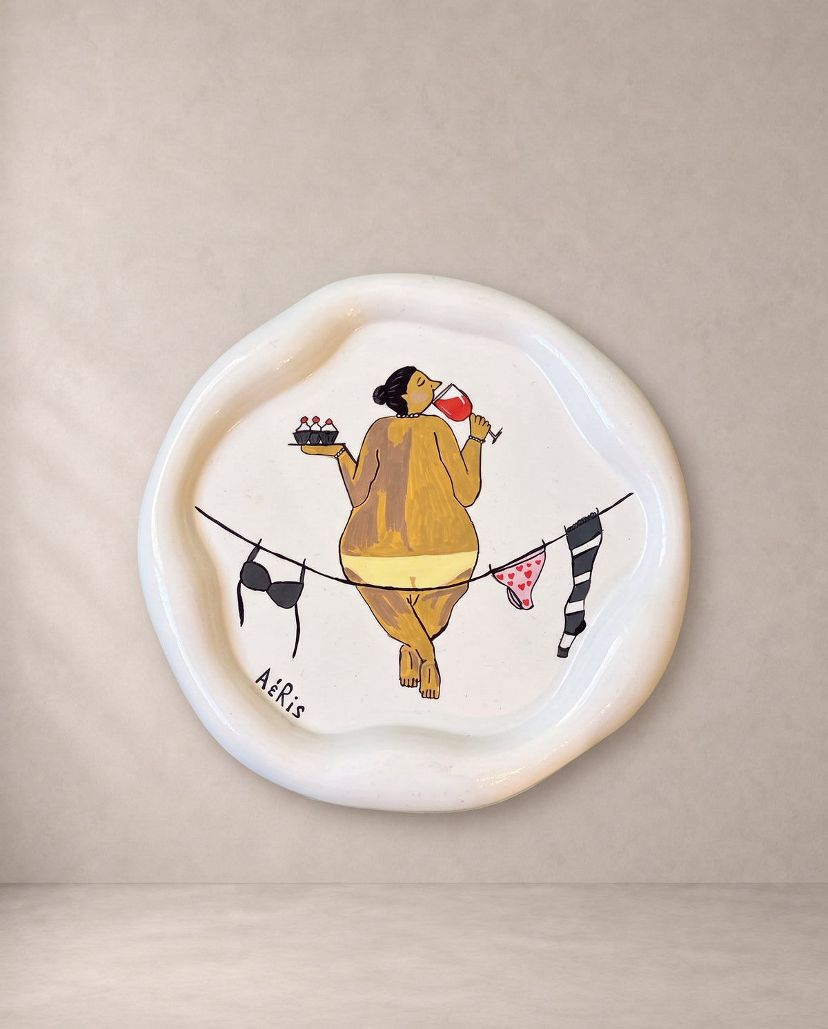 AERIS χειροποίητο πιατάκι Lady με γυναίκα, κρασί και cupcakes