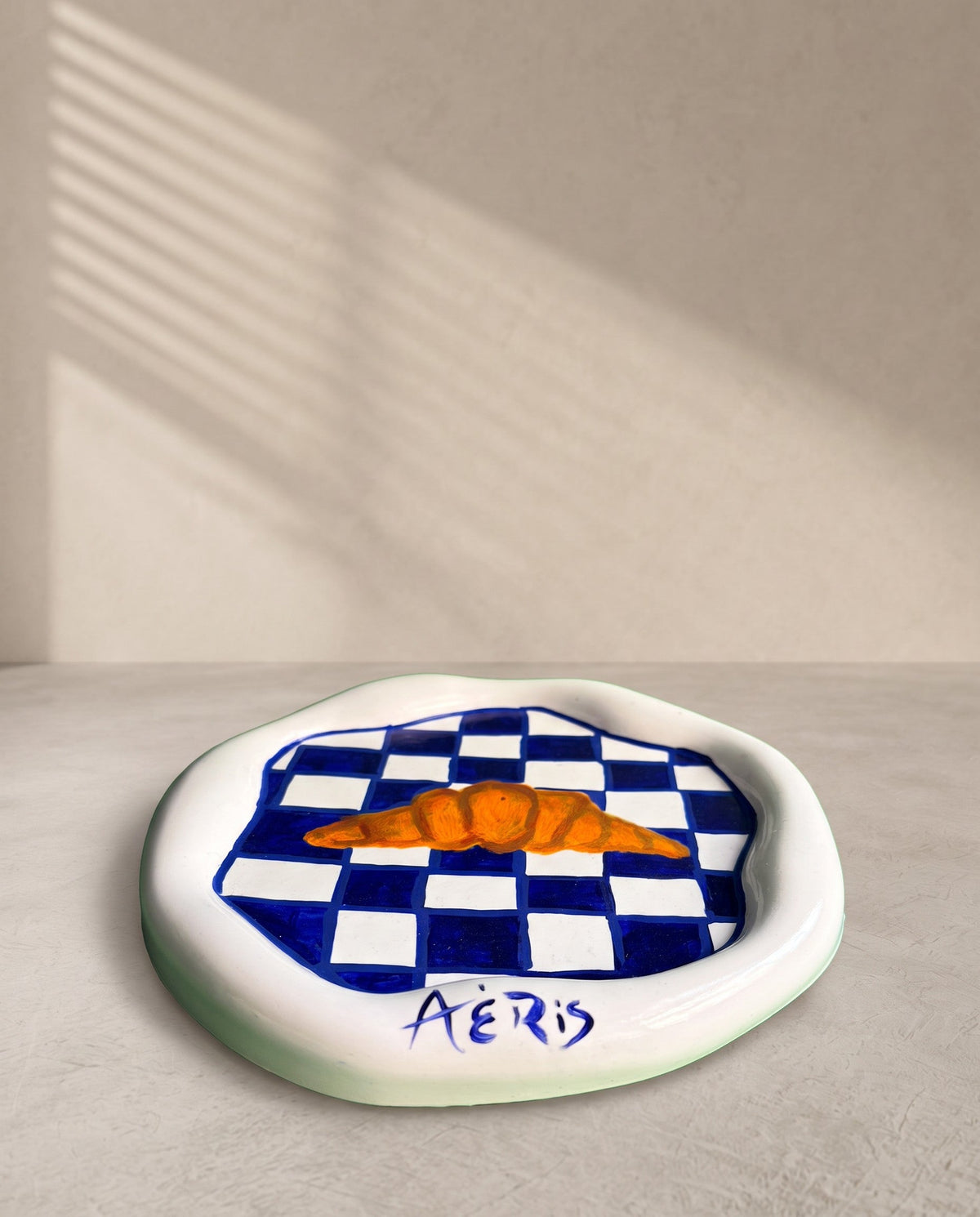 AERIS χειροποίητο πιατάκι με κρουασάν σε μπλε σκακιέρα