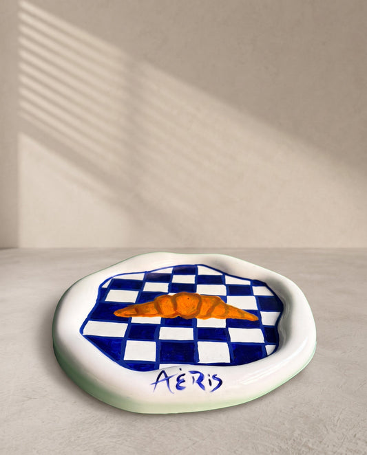 AERIS χειροποίητο πιατάκι με κρουασάν σε μπλε σκακιέρα
