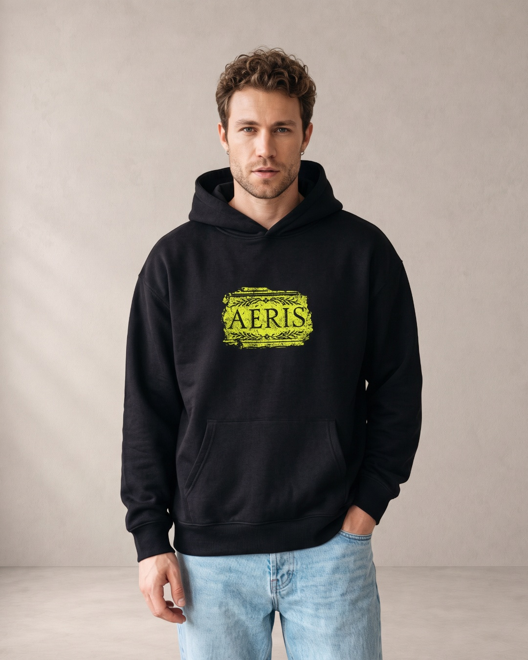 Άντρας φορά το HOODIE KARYATIDA σε μαύρο, μπροστά