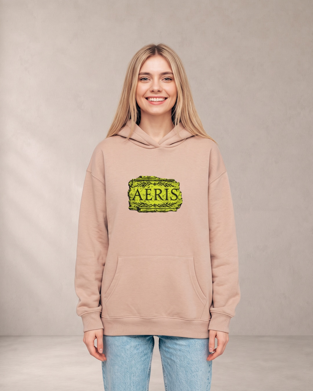 Γυναίκα φορά το HOODIE KARYATIDA σε μπεζ, μπροστά